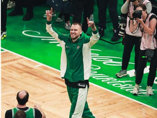 Kristaps Porziņģis pirms spēlēm arēnā Bostonā tiek sagaidīts ar lielākajām ovācijām, kas liepājniekam pēc traumas posma bija patīkams pārsteigums, sniedzot vēl lielāku adrenalīna devu. Viņš ir divu uzvaru attālumā no sava un Latvijas pirmā NBA titula, "Celtics" tiecas pēc 18., lai kļūtu par līgas vienīgo rekordisti.