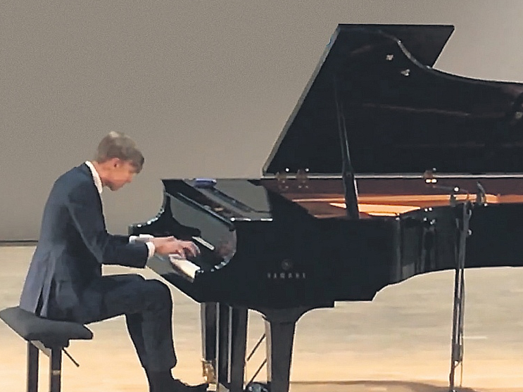 Daniila Mickeviča uzstāšanās soloprogrammā atstāja teicamu priekšstatu par viņu arī kā par pianistu.