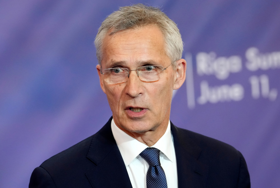 NATO ģenerālsekretārs Jenss Stoltenbergs piedalās NATO Austrumu flanga valstu samita preses konferencē Rīgas pilī.