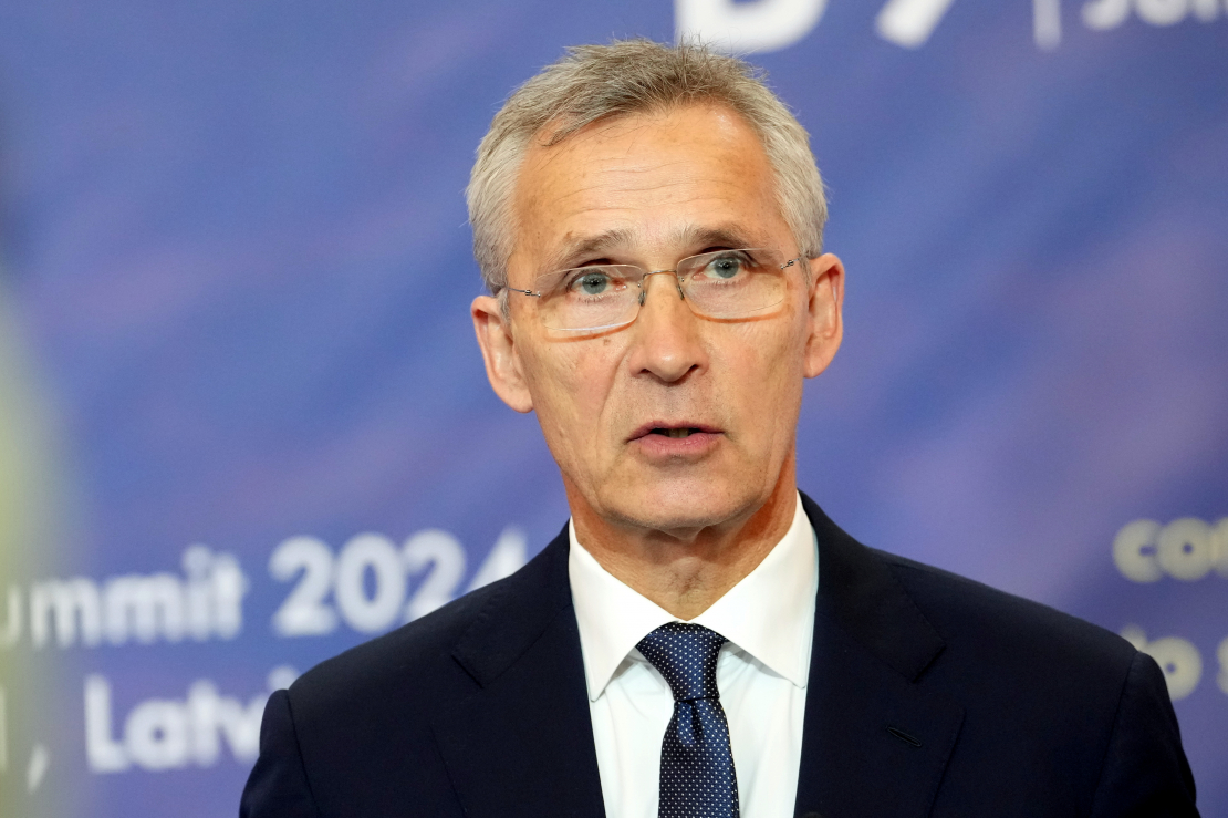 NATO ģenerālsekretārs Jenss Stoltenbergs piedalās NATO Austrumu flanga valstu samita preses konferencē Rīgas pilī.