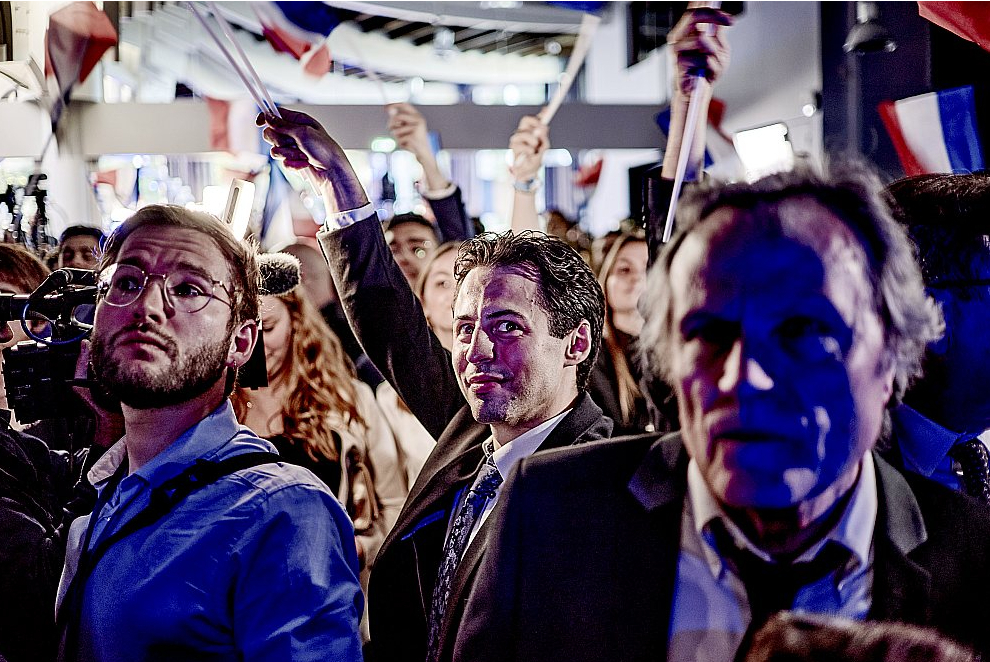 Vēlēšanu nakts Francijā uzvarējušās labēji populistiskās Nacionālās apvienības mītnē Parīzē. Radikāļi saņēma ap trešdaļu visu balsu.