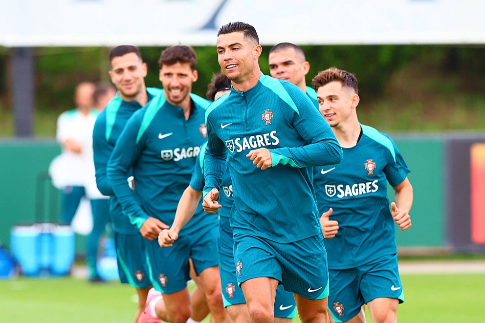 Portugāles futbola izlasi jau sestajā Eiropas čempionātā, kas ir rekords, cīņā vedīs 39 gadus vecais Krištianu Ronaldu (priekšplānā).