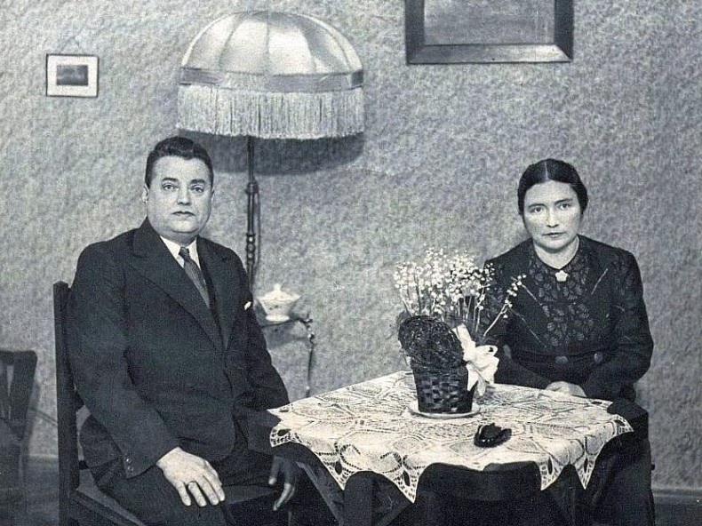 Instrukcijas prasīja, lai viss deportējamā īpašums tiktu sadalīts trīs kategorijās. Jurists, dzīvokļu īres normu inspektors Artūrs Kāposts (1888–1941) ar kundzi Martu savā dzīvoklī 1939. gadā.