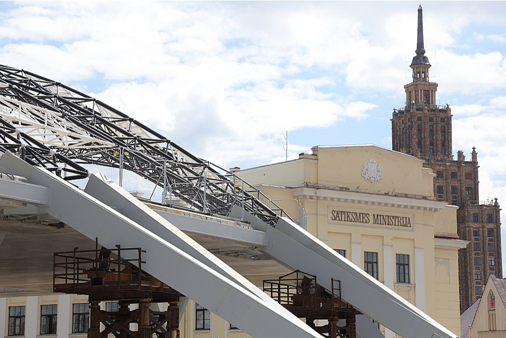 "Rail Baltica" projektā lēmumpieņēmēju atbildības līkločus pilnībā nespēj atmudžināt pat Valsts kontrole. Tikmēr kontrolieri vērš uzmanību arī uz gaidāmajām papildu izmaksām gadījumā, ja "Rail Baltica" trasi tiešām izdosies uzbūvēt. Ekspluatācijas un uzturēšanas izmaksas, kas varētu būt aptuveni 500 miljoni eiro gadā, nevarēs finansēt no ES fondiem. Tas nozīmē, ka šie līdzekļi jāparedz Baltijas valstu nacionālajos budžetos.