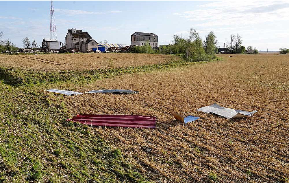 2023. gada 7. augusta negaisā cieta gan ēkas, gan labības lauki. Attēlā – vētras postījumi Dobeles novadā.