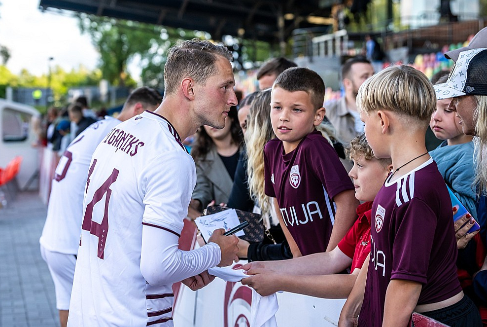 Andrejs Cigaņiks Liepājā pateicas par atbalstu jaunajiem Latvijas futbola izlases līdzjutējiem.