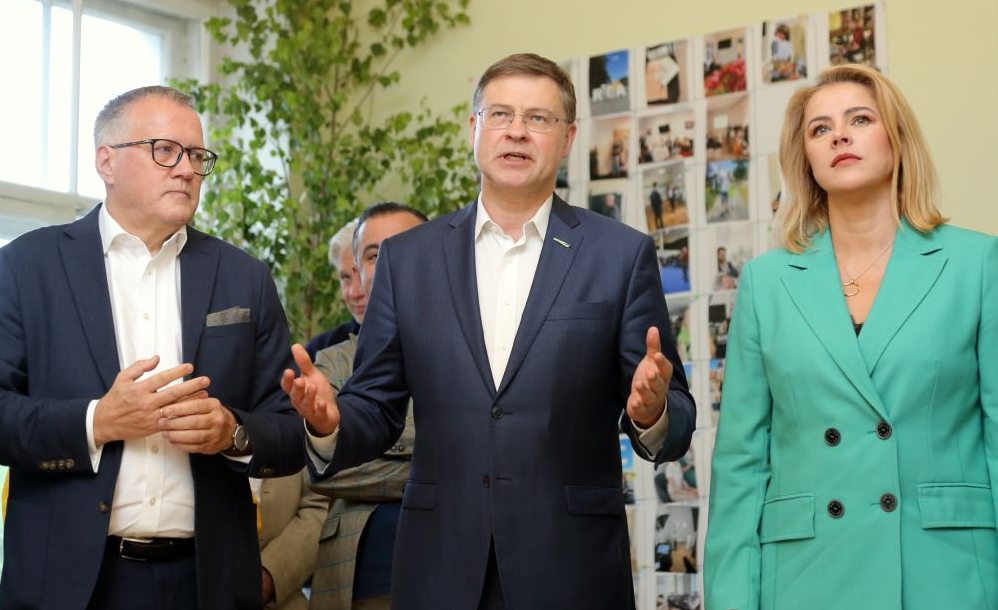 Tradicionāli pēc vēlēšanu iecirkņu slēgšanas partijas pulcējās pasākumos, kuros tiek sagaidīti un apspriesti vēlētāju aptauju dati un pirmie saskaitītie rezultāti, ko parasti pavada arī atšķirīgas emocionālas reakcijas un komentāri. Šādi pasākumi notika arī šoreiz, taču formāts bija diezgan neskaidrs. Piemēram, "Jaunās Vienotības" saraksta pirmais numurs Valdis Dombrovskis (centrā) kopā ar partijas priekšsēdētāju Arvilu Ašeradenu un premjerministri Eviku Siliņu teica pēcvēlēšanu uzrunu, vēl nezinot, ka partija ieguvusi pirmo vietu, bet pats Dombrovskis saņēmis visvairāk plusiņu no visiem kandidātiem, kas viņam paver ceļu uz atkārtotu virzīšanu Eiropas komisāra amatam.