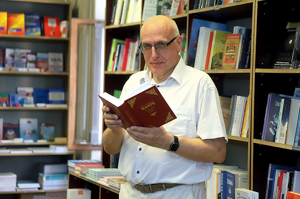 "1993. gadā varēja redzēt, ka Krievijas pusē par armijas izvešanu no Latvijas pamazām zuda fokuss. Sāka parādīties viedoklis: "Bet kāpēc to mums vispār darīt?"," atceras agrākais diplomāts Mārtiņš Virsis, arī atgādinot – Imanuela Kanta "Tīrā prāta kritiku" ir vērts pārlasīt...