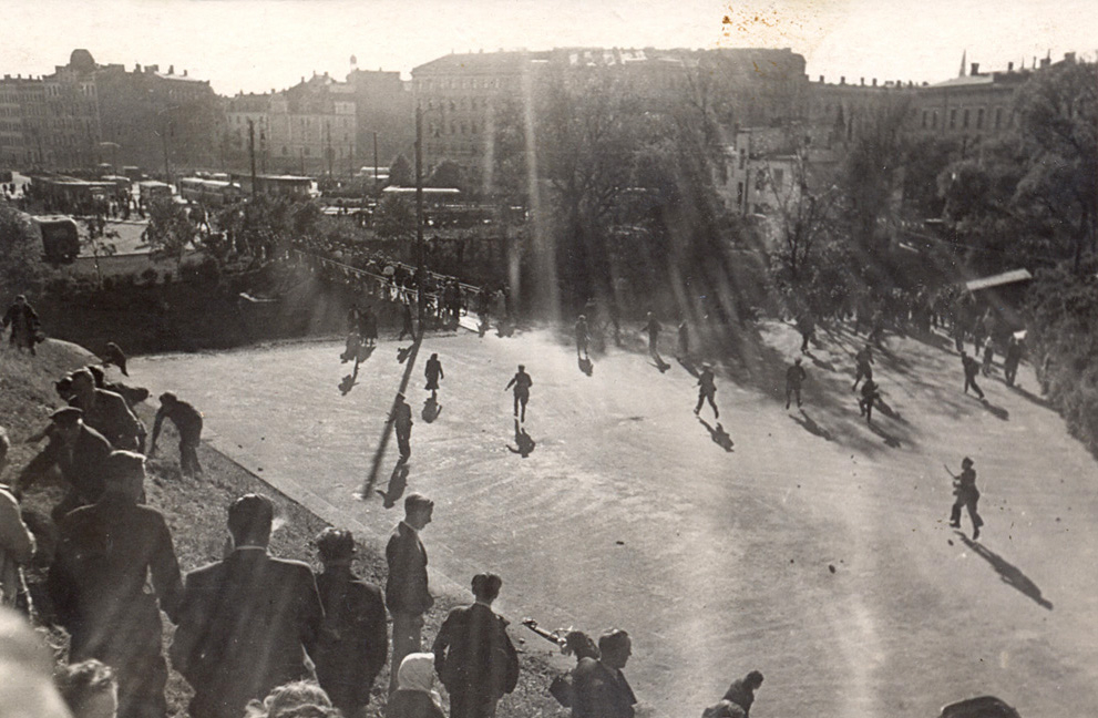 Policija izklīdina demonstrantus Rīgā Stacijas laukumā. 1940. g. 17. jūnijs.