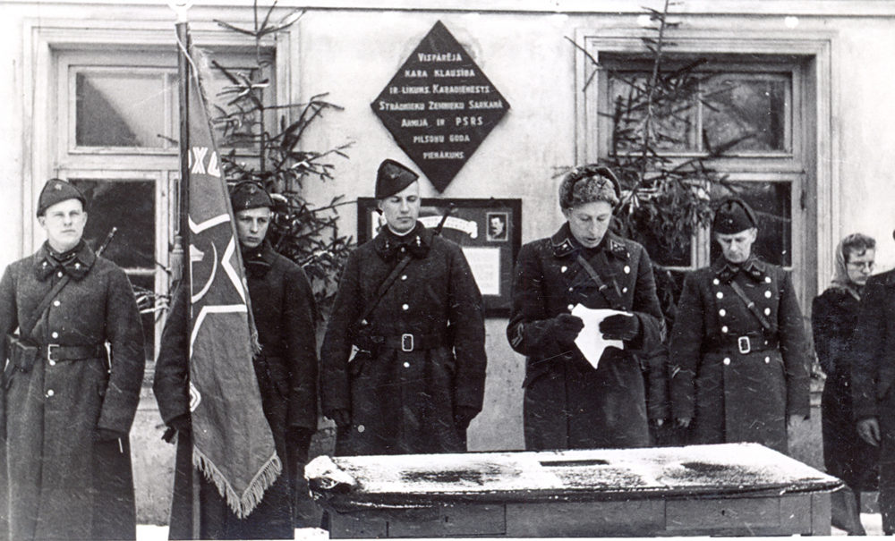 24. teritoriālā strēlnieku korpusa karavīri dod sarkanarmiešu zvērestu. Tukums, 1941. gada 23. februāris