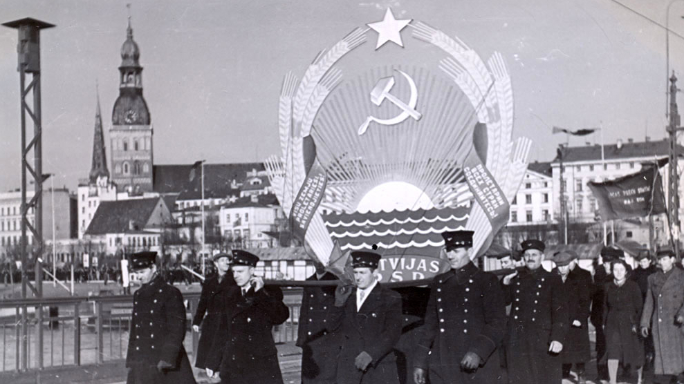Demonstrācija 1917. gada lielinieku oktobra apvērsuma jeb "Lielās Oktobra sociālistiskās revolūcijas" gadadienā. Rīga. 1940. gada 7. novembris.