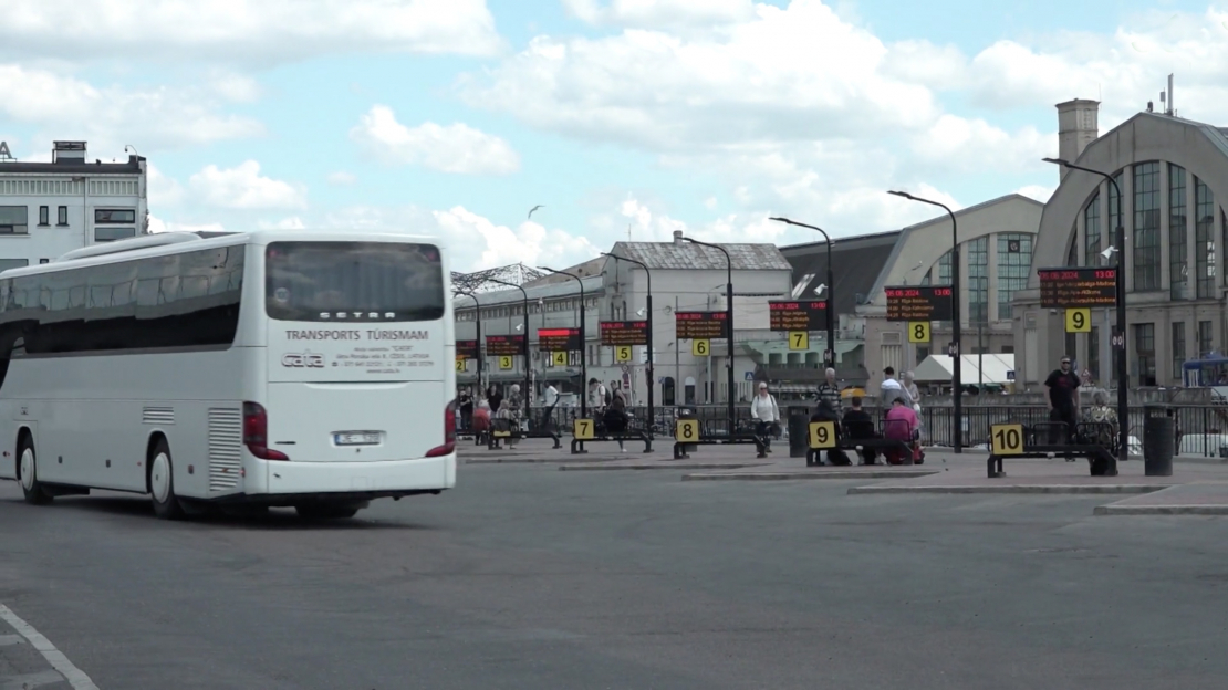 Rezultātā sieviete tā arī palika uz perona gaidīt nākamo autobusu...