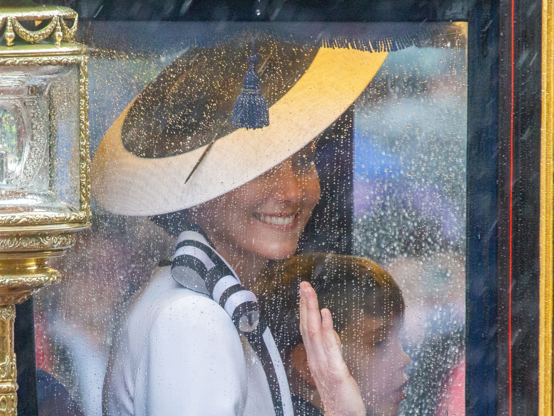 Atzīmējot britu karaļa oficiālo dizmšanas dienu, Velsas princese Ketrīna pirmo reizi šogad piedalās publiskā pasākumā.