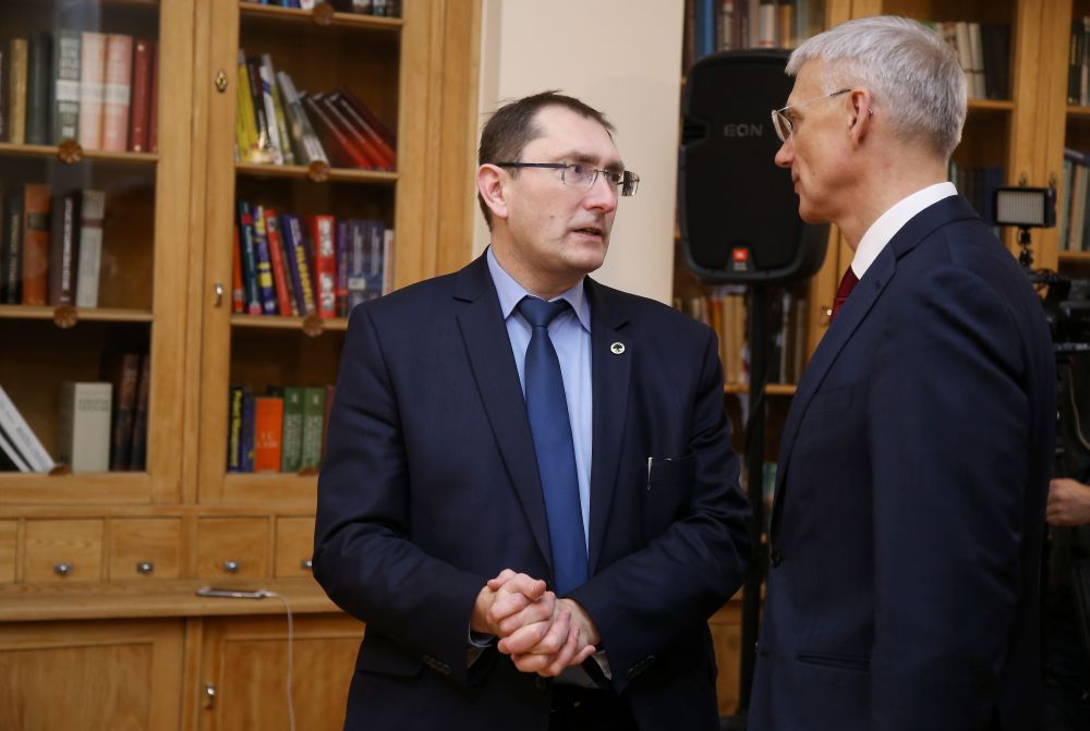 Krišjānis Kariņš (no labās) un Tālis Linkaits.