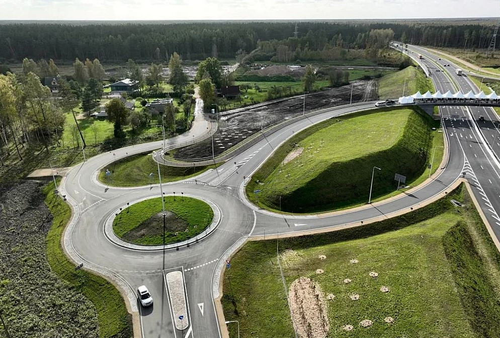 Autoceļš A7 šobrīd šķērso divas pilsētas – Iecavu un Bausku. Jaunā apvedceļa trasē paredzēts izbūvēt jaunu tiltu pār Mēmeli, divlīmeņu mezglus un caurbrauktuves. To skaitu vēl precizēšot projektēšanas gaitā.