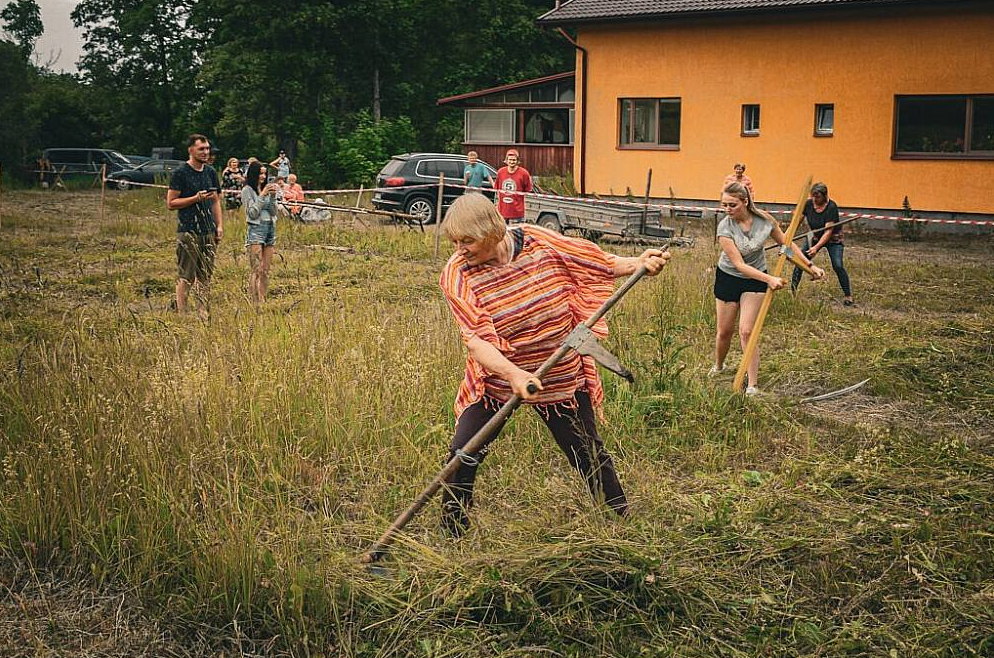 Aiviekstes pagasta "Kalna Īvānos" atkal skanējušas rokas izkaptis, jo biedrība "Pļaviņu pļāvēji" aicinājusi uz tradicionālo Pļaviņu kausa izcīņu pļaušanā.