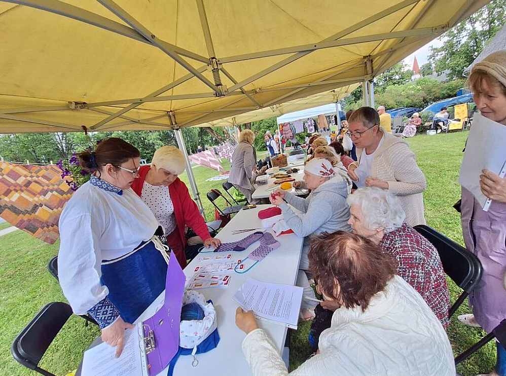 Smiltenes novada adīšanas festivāla dalībnieces atzinušas, ka adīšana publiskā pasākumā bijusi jauna un aizraujoša pieredze.