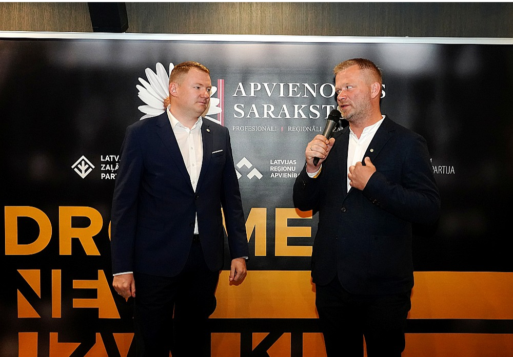 Partiju apvienības "Apvienotais saraksts" līderis Eiropas Parlamenta vēlēšanās Reinis Pozņaks (no labās) un Saeimas deputāts Edvards Smiltēns pēcvēlēšanu pasākumā.