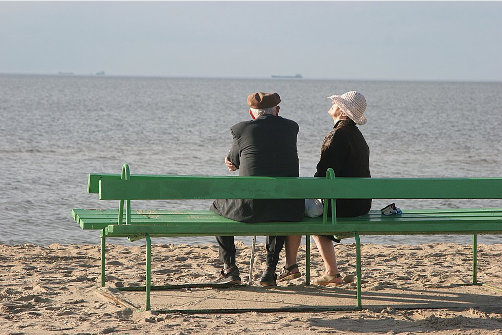 Eiropas Komisija brīdina, ka tiem Latvijas pensionāriem, kas pensijā dosies ap 2070. gadu pirmā līmeņa pensija varētu būt gandrīz divas reizes mazāka. Ja šobrīd vidējā pirmā līmeņa pensija ir 25,5% no vidējās algas, tad 2070. gadā tā būs tikai 13,5% no vidējās algas.
