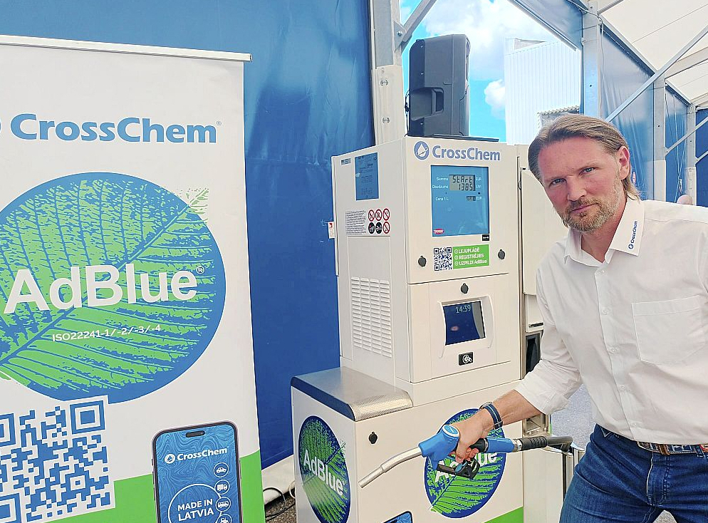 "Mūsu pazīstamākais un pieprasītākais globāli, protams, ir "AdBlue", ko ražojam vairāk nekā 20 rūpnīcās visā pasaulē un piegādājam uz vairāk nekā 60 valstīm, taču kopumā produktu mums ir daudz un būs vēl vairāk. Kara vai miera apstākļos ķīmijas preces ir nepieciešamas. Spējam rast nestandarta risinājumus un nodrošināt mūsu klientus un partnerus ar piedāvājumiem, kas ļauj mums attīstīties un augt, nesot Latvijas vārdu tālu aiz tās robežām," saka "CrossChem" dibinātājs un īpašnieks Ričards Andersons.