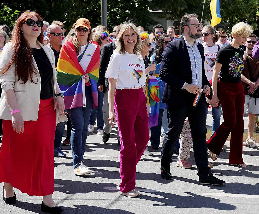 Agnese Logina, vēl būdama kultūras ministres amatā, sestdien, 15. jūnijā, piedalījās "Baltic Pride 2024" gājienā Rīgā, taču šajā dienā nebija manāma Dikļu pagastā Dziedāšanas svētku 160. gadskārtas pasākumā, kur pulcējās vairāk nekā 3000 dziedātāju no visas Latvijas.