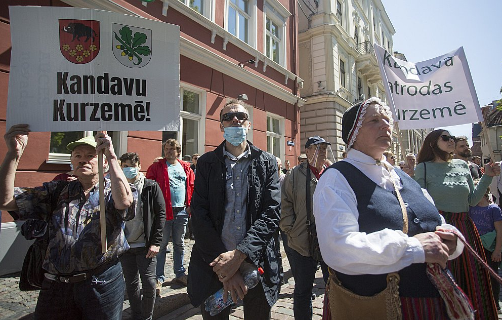 Administratīvi teritoriālās reformas pieņemšanu pirms četriem gadiem pavadīja daudzi protesti, taču iedzīvotāju iebildumi maz tika ņemti vērā. Attēlā: pikets 2020. gada 26. maijā pie Saeimas.
