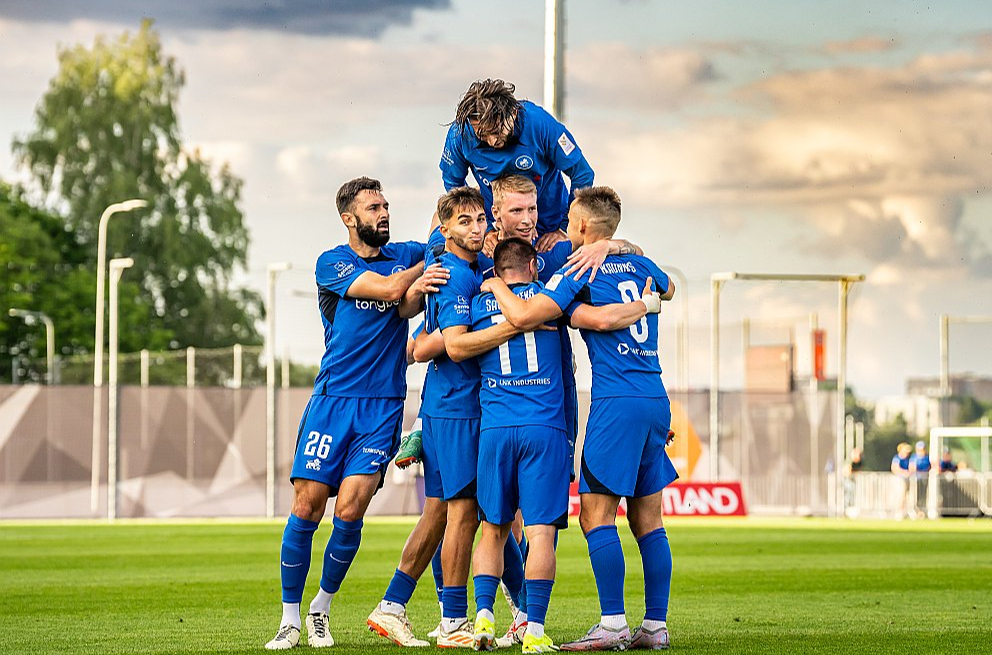 "RFS" futbolisti Latvijas virslīgas ekvatoru sagaidīja kā līderi, tuvākos sekotājus apsteidzot par pieciem punktiem.