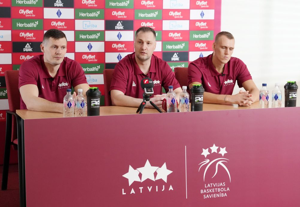 Latvijas vīriešu 3x3 basketbola izlases spēlētājs Agnis Čavars (no kreisās) , 3x3 basketbola treneris Raimonds Feldmanis un 3x3 basketbola izlases spēlētājs Nauris Miezis.