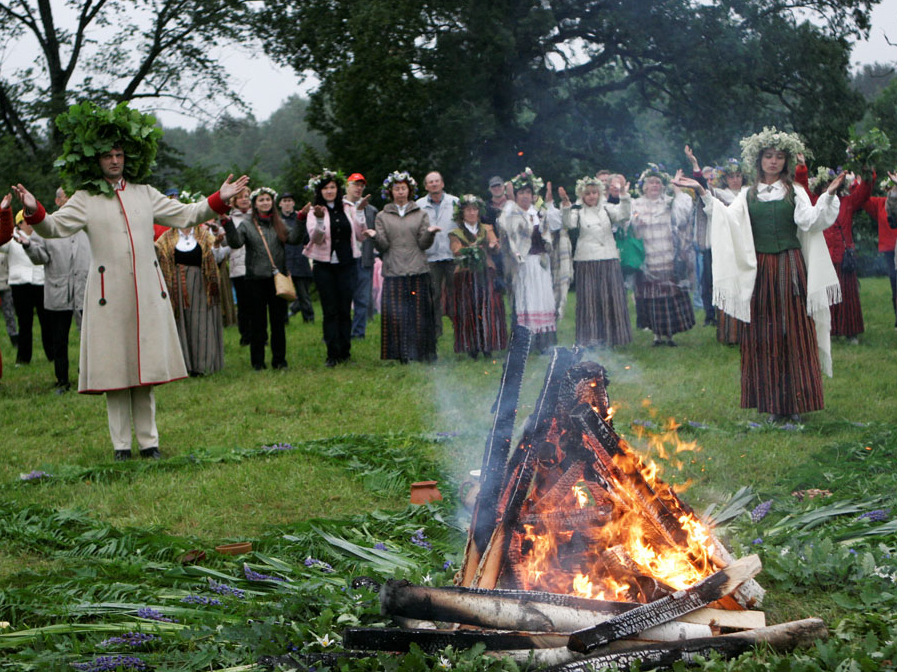 Rituāla ugunskurs tiek dāsni pušķots un rituāla noslēgumā
rotājumi tiek atdoti ugunij.