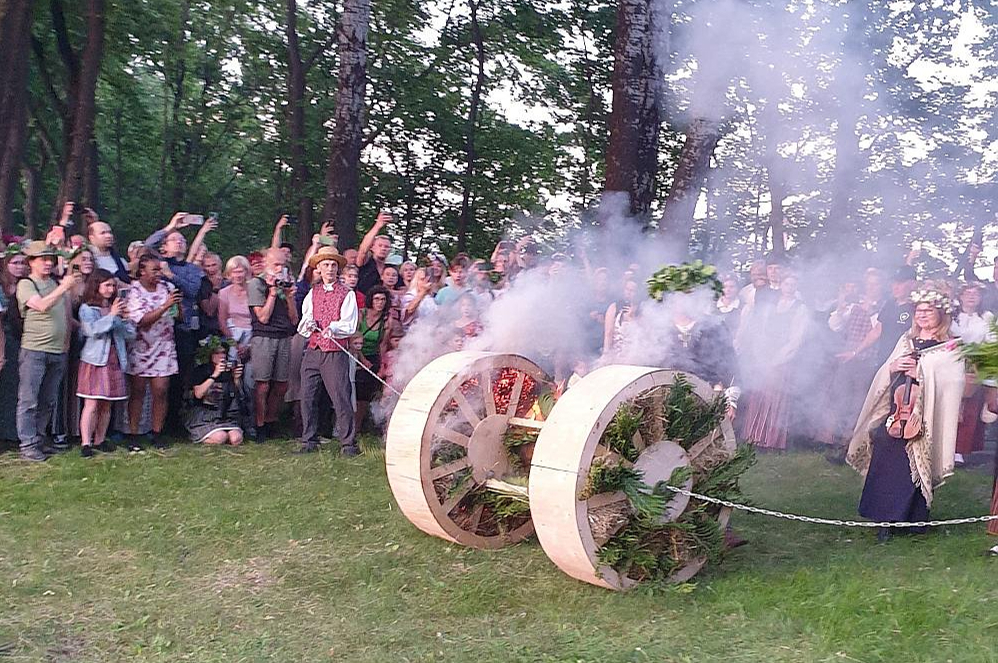 Rituāla ugunsriteņa velšana Dzegužkalnā... Ļaudis var līgot droši, jo par kārtību rūpējas profesionāli ugunsdzēsēji.