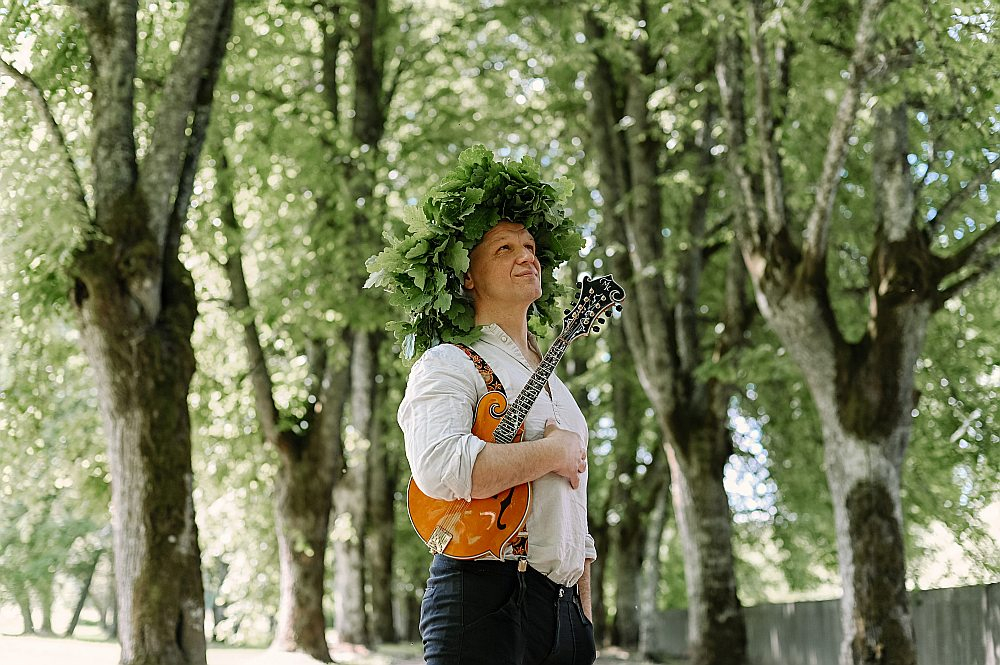 ￼"Tautasdziesmās iekodēta milzīga vērtība, kas mūs tur pie latvietības – zeme, dziesmas un melodijas," sarunā ar "Kultūrzīmēm" teic grupas "Dzelzs vilks" līderis un jaunfolka apvienības "Jauno Jāņu orķestris" dibinātājs JURIS KAUKULIS, uzsverot jaunajam albumam rakstīto tautasdziesmu dziļumu un spēku.