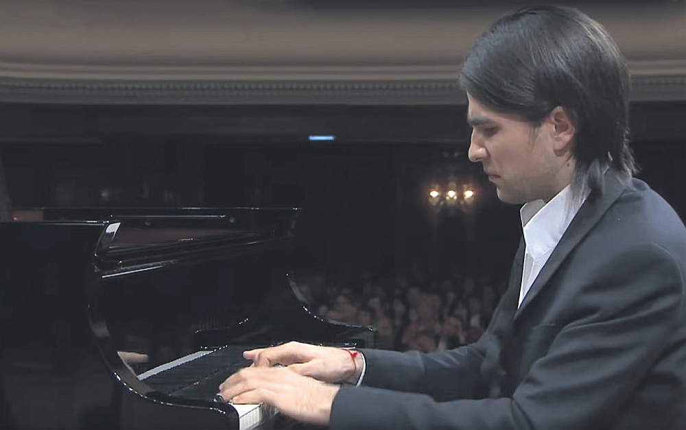 Georgijs Osokins izceļas ar uzreiz atpazīstamo liriski trauslo un vienlaikus nospriegoto klavieru toni.