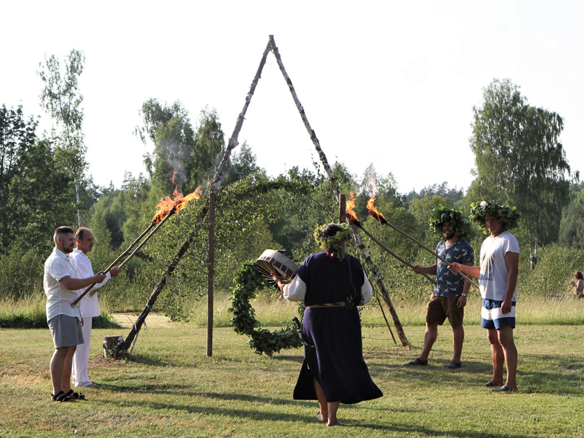 Kristīnes Sīles rīkotajā Vasaras saulstāvju spēka dienā jāiziet caur trim rituāliem vārtiem.