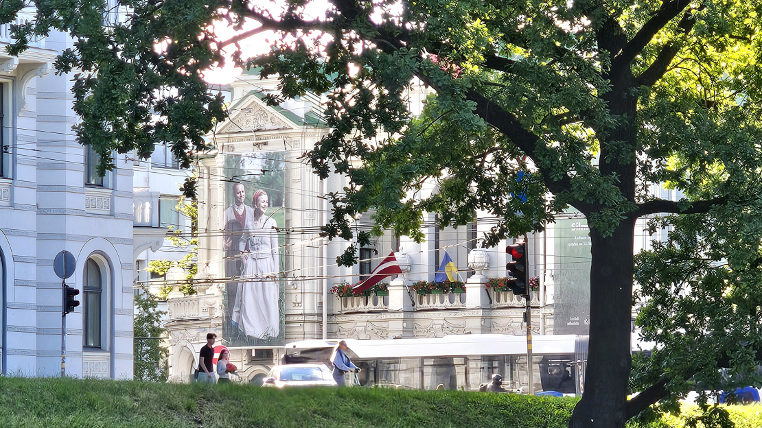 Un, pat ja cits teātris tās izrāda, apziņā ļaudīm vienalga paliek doma, ka jāaiziet būtu vēl uz īstajām "Skroderdienām". Un īstās ir Nacionālajā.