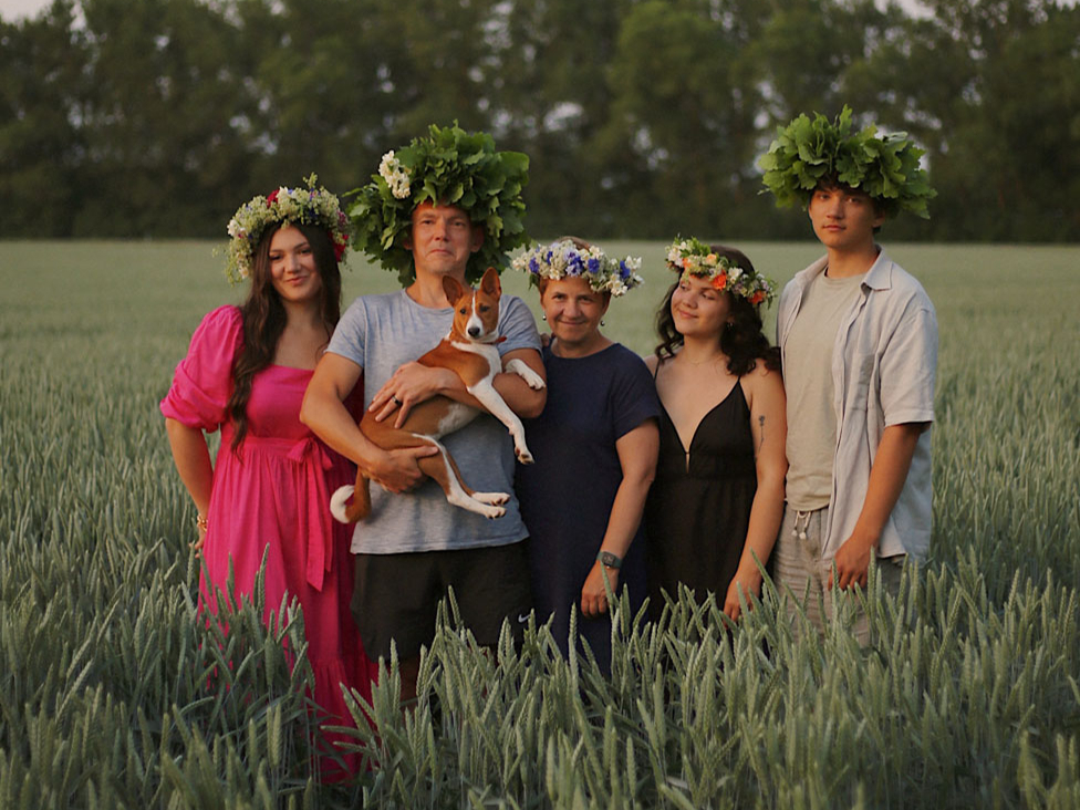 Kareļi ir pārliecināti – folkloras kopas veiksmes atslēga ir tieši ģimenes iesaiste. No kreisās: Katrīna, Sandis un ģimenes suņuks Bille, Kristīne, Anna un Alberts.