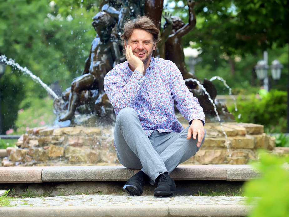 Mārtiņš Ozoliņš: “Ja tevi kā stādu no siltumnīcās uzreiz izliek reālajā dzīvē, ir grūti pastāvēt.”