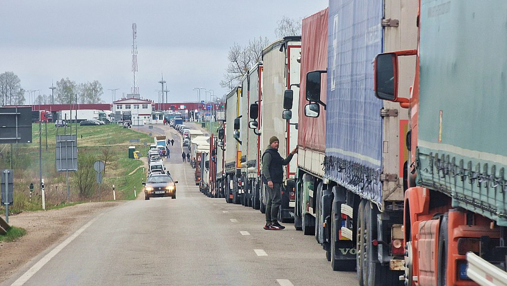 Rinda Piedrujas pagastā uz Pāternieku robežpunktu stiepjas kilometriem, visvairāk tajā fūres ar Lietuvas, Kazahstānas, Latvijas numurzīmēm.