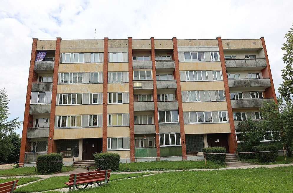 Kopš maija sākuma Ogres daudzdzīvokļu nams joprojām stāv neapdzīvots.