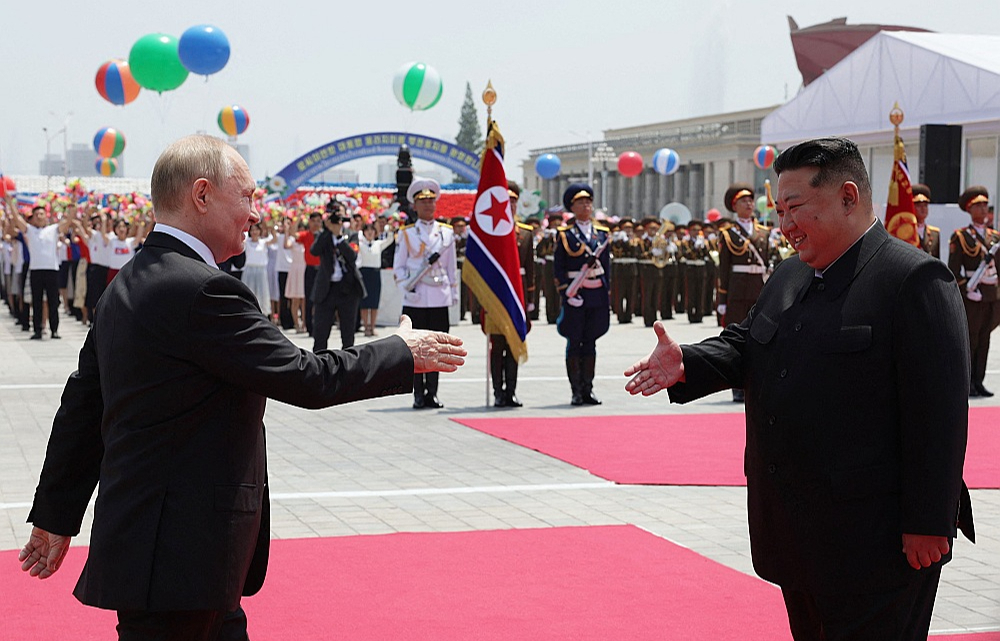 Ziemeļkorejas diktators Kims Čenuns (no labās) Phenjanā sveic Krievijas vadoni Vladimiru Putinu.