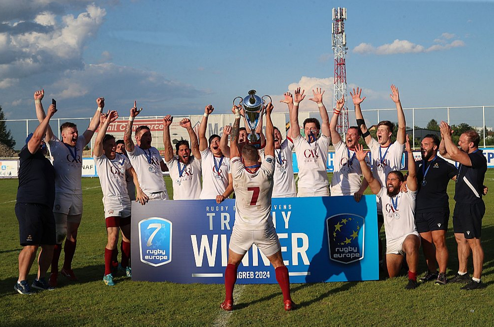 Latvijas regbija-7 izlases kapteinis Elmārs Šefanovskis komandas priekšā ceļ Eiropas čempionāta Trofejas divīzijas pirmā posma uzvarētāju kausu.