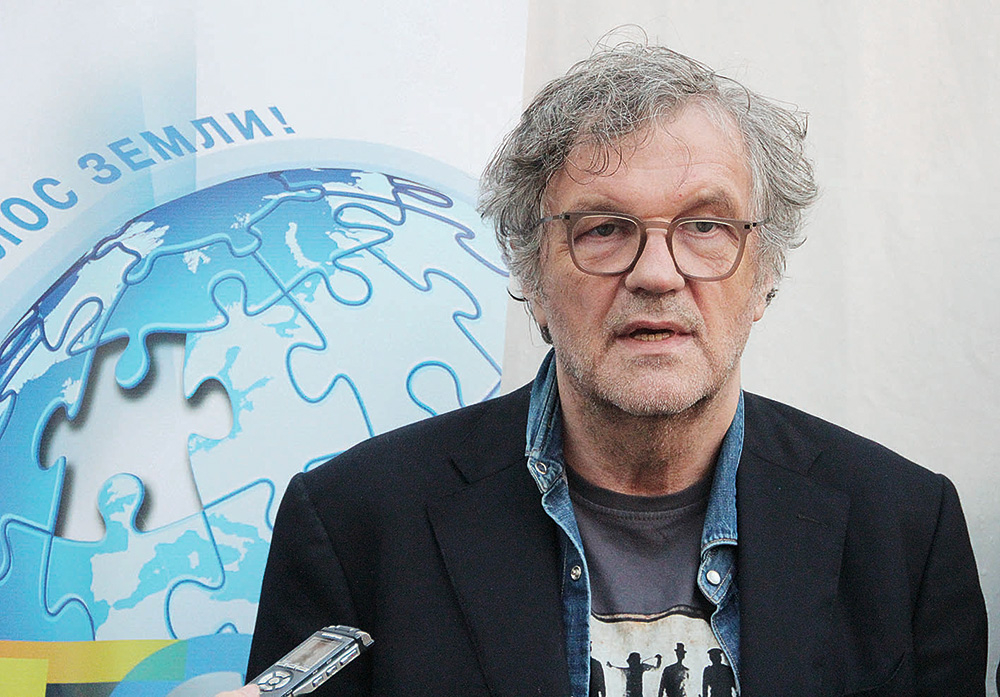 Serbu kinorežisors ​​un rokmūziķis Emirs Kusturica.