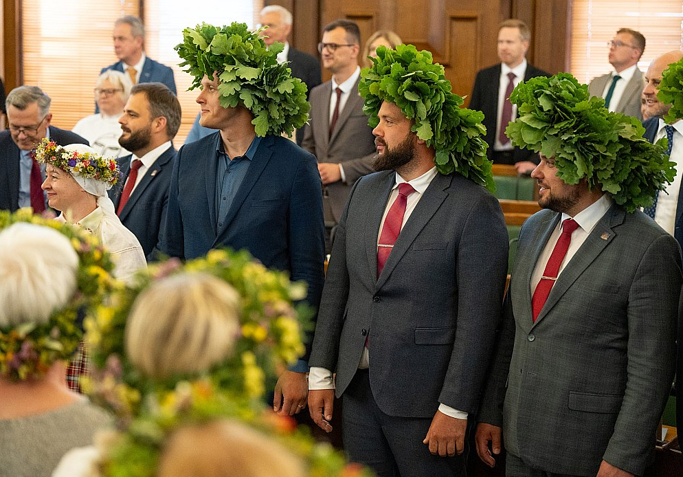 Saeimas namā vakar ielīgoja Jāņus – dziedātājas sveica parlamentāriešus ar dziesmām un ar ozollapu vainagiem tika kronēti deputāti, kam vārdā Jānis.