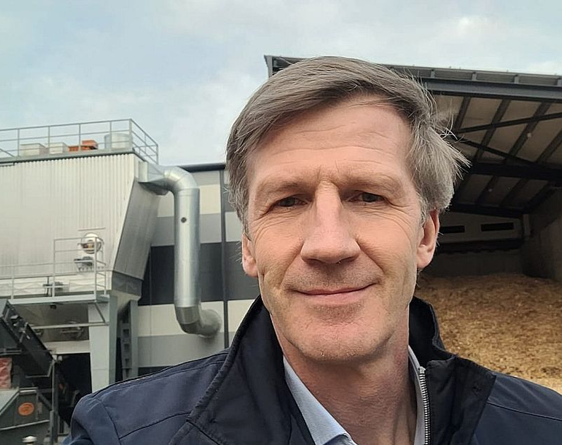 Valdis Vītoliņš, Siltumapgādes uzņēmumu asociācijas valdes loceklis: "Siltumapgādes uzņēmumam, kas noteiktajā pašvaldības zonā apgādā lietotājus ar siltumenerģiju, būs jāizvērtē, kādas ir iespējas dažādās nozarēs radušos atlikumsiltumu ievadīt siltumapgādes sistēmā tā, lai tas netiktu neefektīvi izpūsts gaisā."