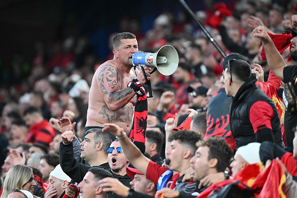 Albānijas futbola izlases atbalstītāji spēles laikā skandēja saukļus, kas aicina nogalināt serbus.