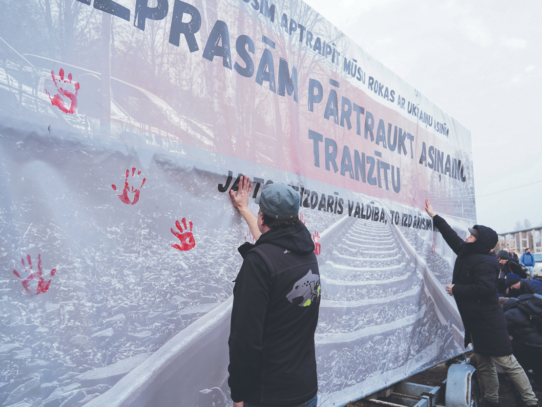 Šā gada 14. martā Rīgā notika zibakcija, kurā vairāki pilsoniski aktīvi cilvēki pieprasīja pārtraukt mangāna rūdas tranzītu uz Krieviju .