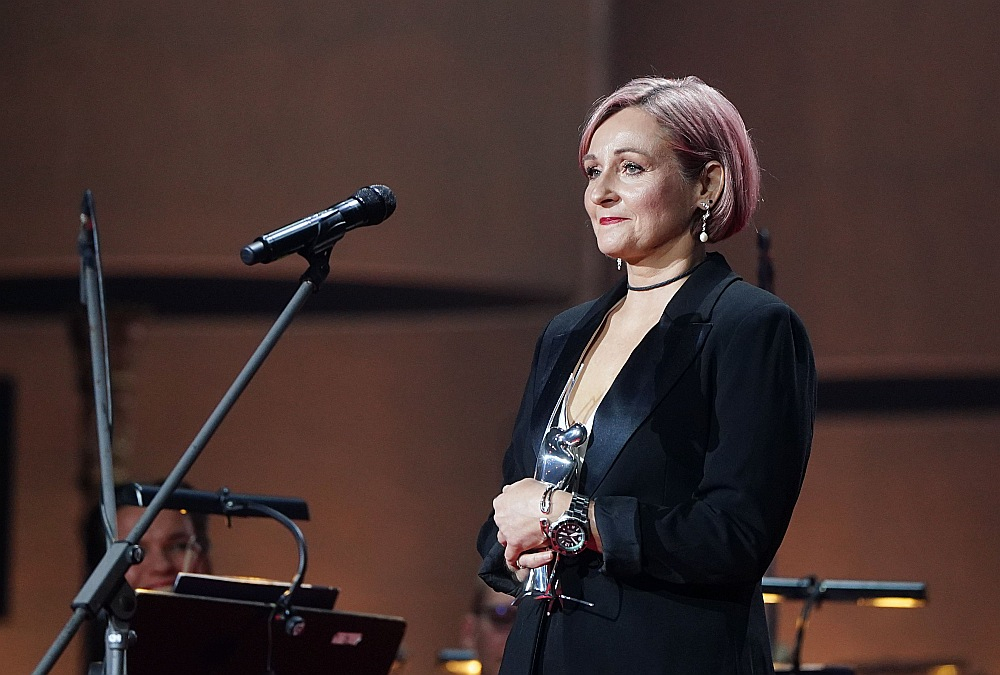 Pētera Vaska klavieru kvartetam pārlikto alta koncerta finālu "Adagio" četru mūziķu vidū spēlēja arī altiste Ilze Kļava. Attēlā: ar iegūto "Lielo mūzikas balvu 2023" – "Par izcilu interpretāciju".