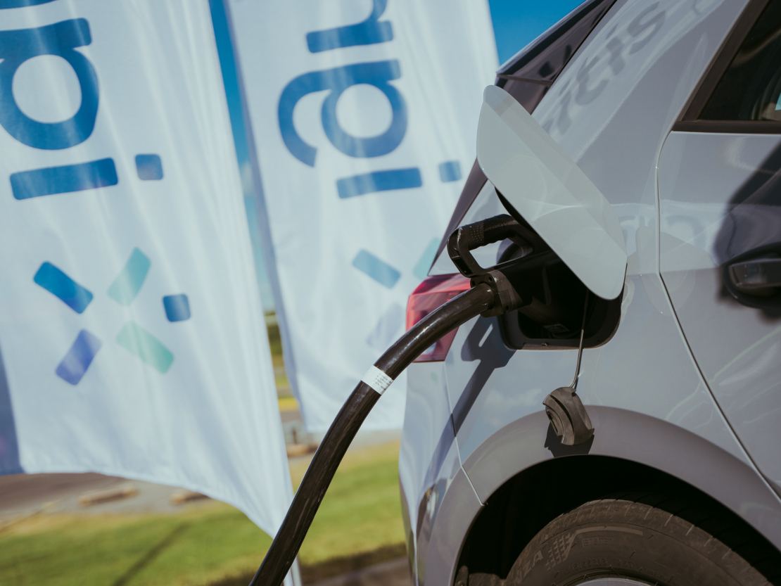 Elektroauto uzlāde.