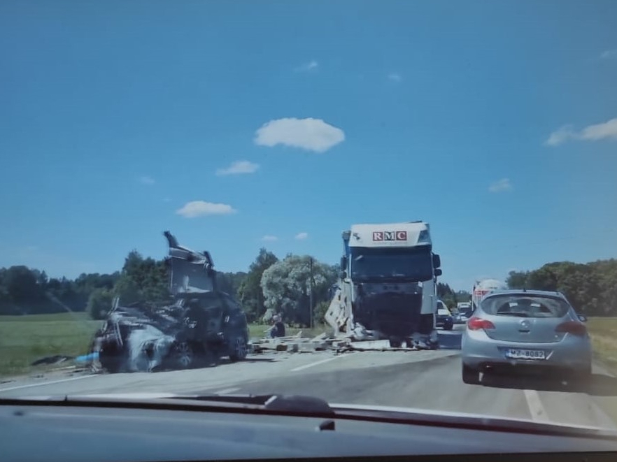 Šie Liepājas šosejas posmi, kur otrdien un trešdien notika traģiskie negadījumi, neesot bijuši starp tiem, kas iekļauti autoceļu "melno punktu" sarakstā. Līdz šim šeit lielu un traģisku autoavāriju neesot bijis.