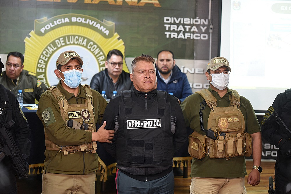 Bolīvijas varasiestādes aizturējušas apvērsuma rīkotāju ģenerāli Huanu Hosē Sunjigu (centrā), kuram draud līdz 20 gadiem ilgs cietumsods.