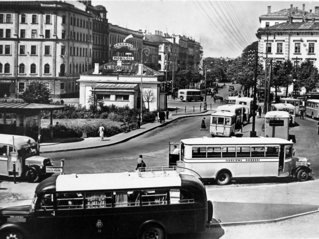 Jaunais benzīntanks (pa kreisi) 30. gados nonāca autoostas teritorijā.